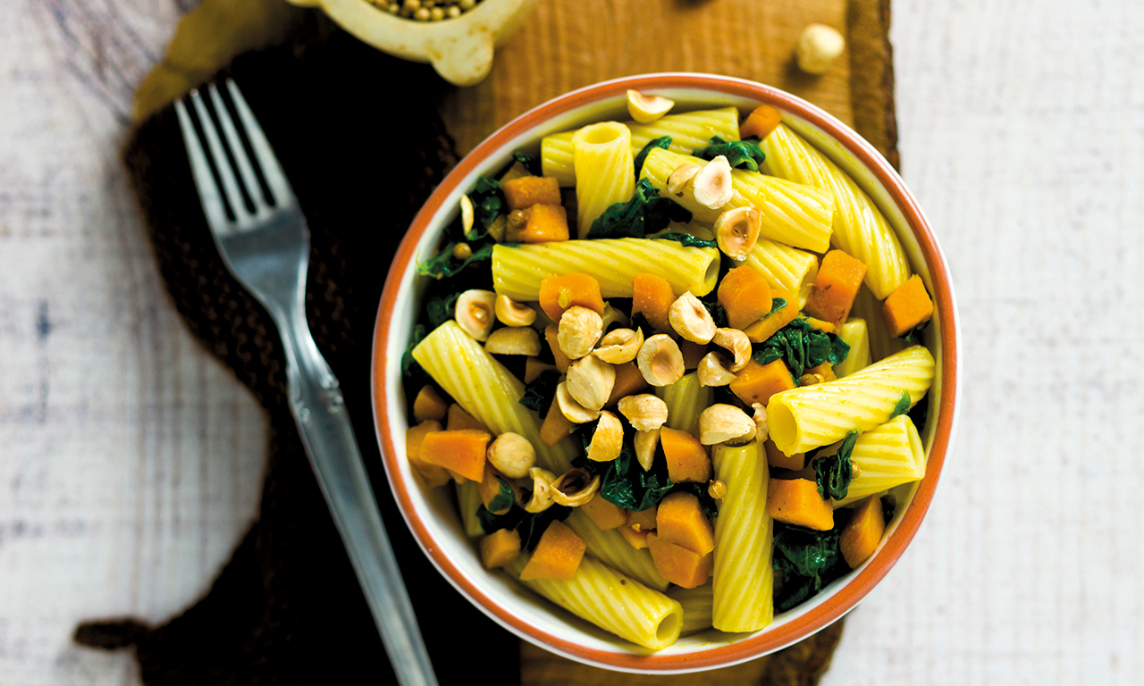 Spaghetti integrali alla zucca con spinaci, nocciole e semi